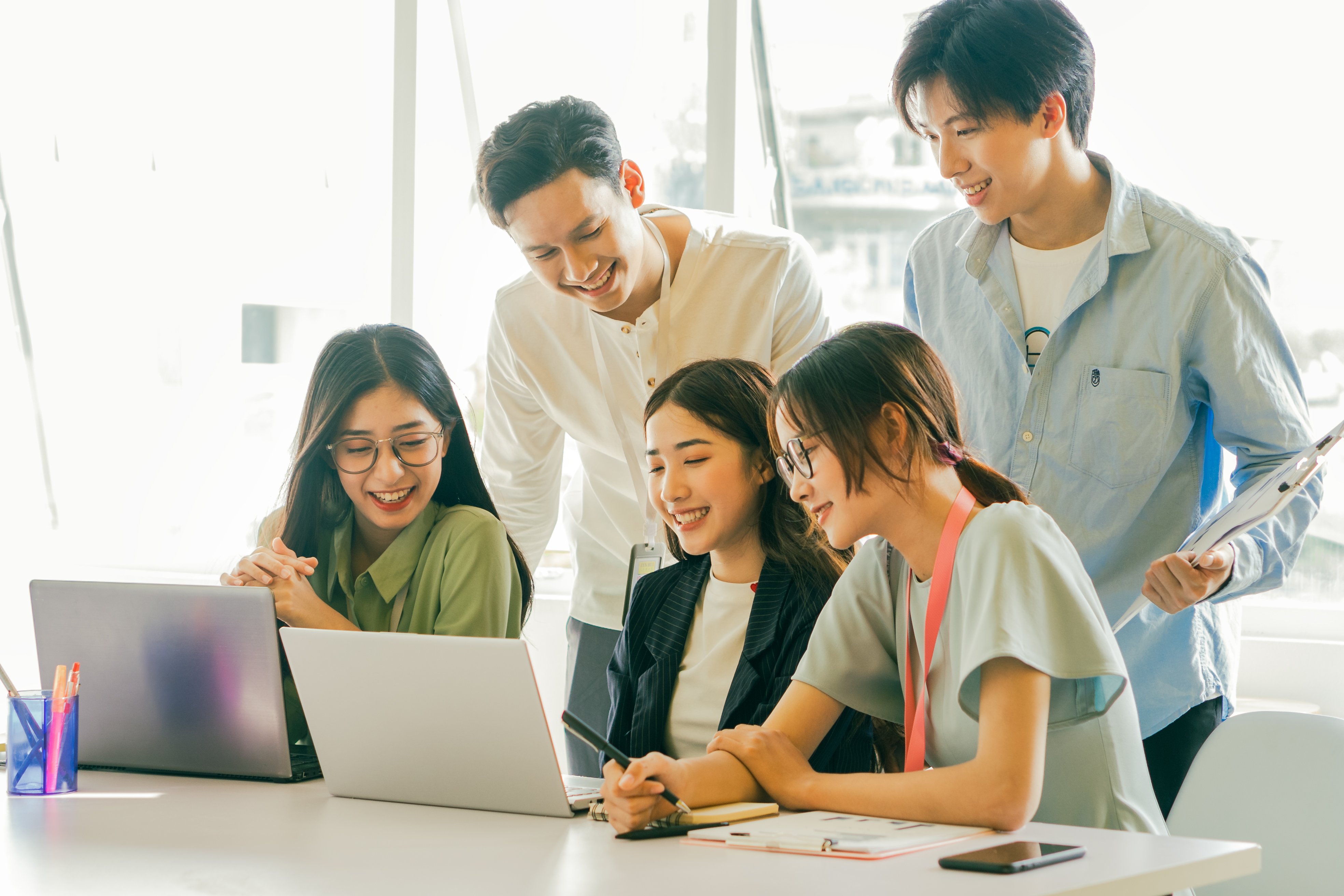 asian-business-people-are-looking-their-business-plans-together-their-laptop-screens