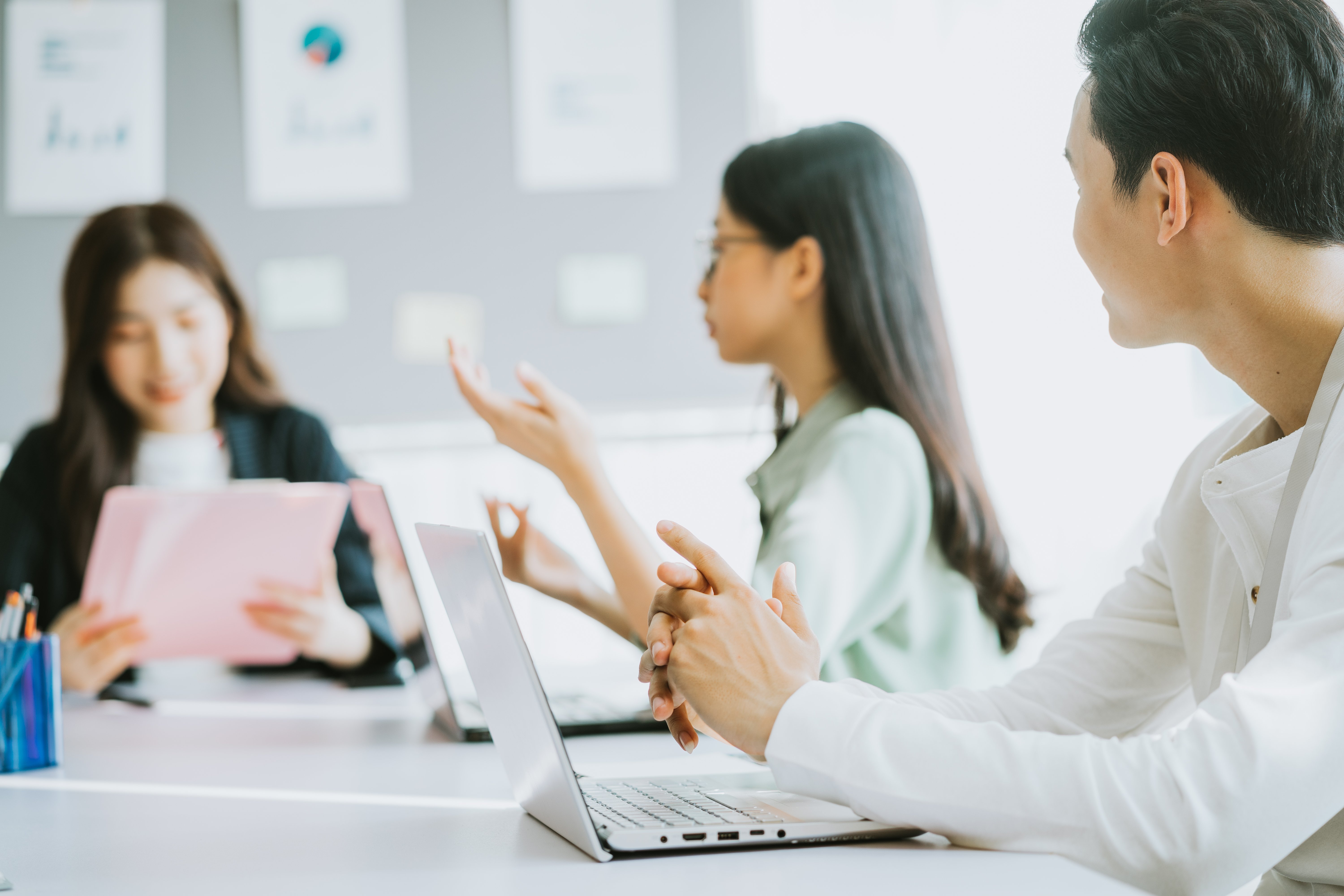 employees-give-opinions-during-meeting